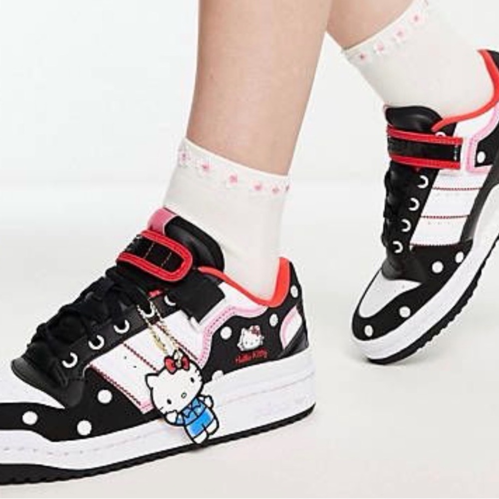 HELLO KITTY ADIDAS Black and White WITH PINK TRIM GIRLS SZ5 (sm women’s )